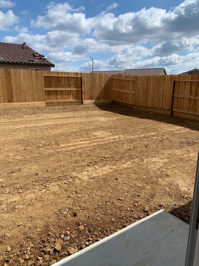 Building Photo - Spacious & Stylish 3 Bed, 2 Bath Home  Des...