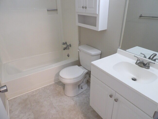 Building Photo - 204 Landings Dr