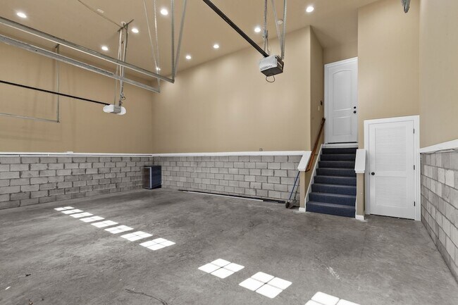 Building Photo - 2019 Overhill Dr