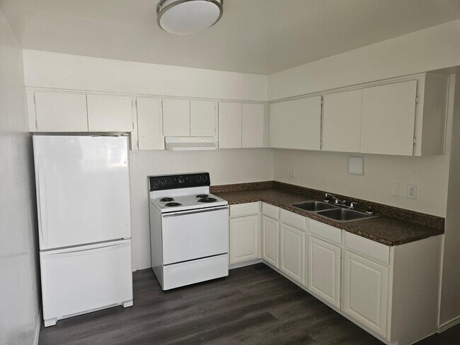 Building Photo - 1307 E Vista Ave