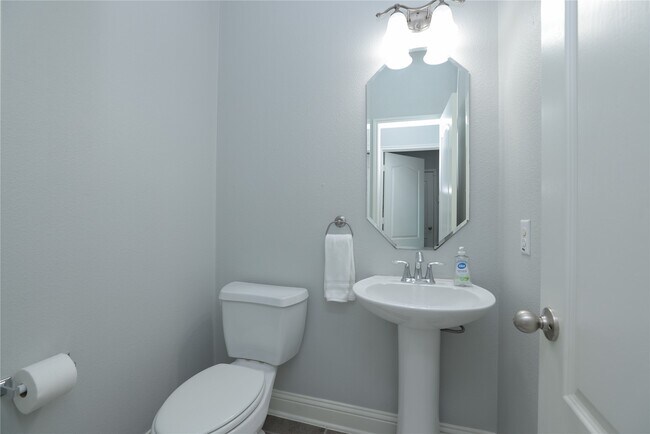 Building Photo - 19 Canterborough Pl