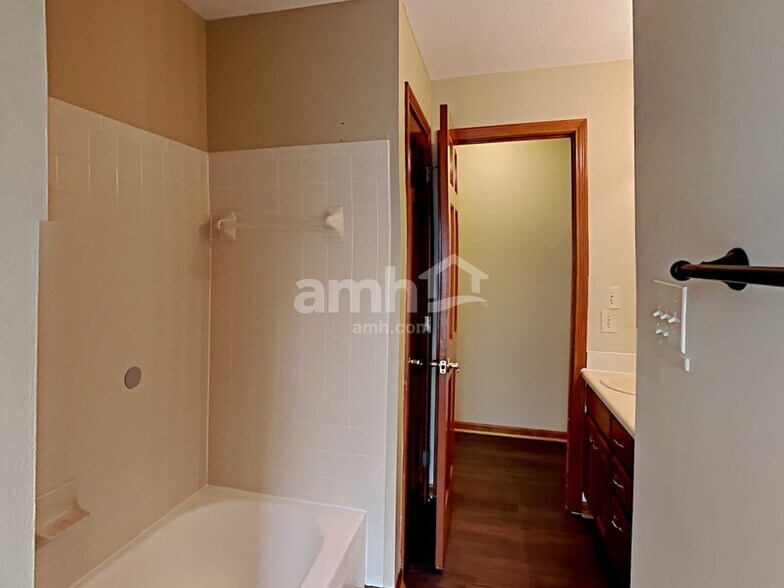 Building Photo - 9186 Pointe Ct