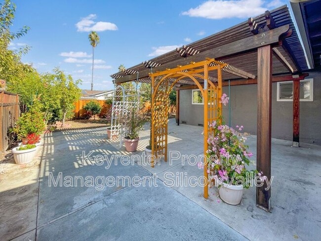 Building Photo - 1718 Vista Glen Dr