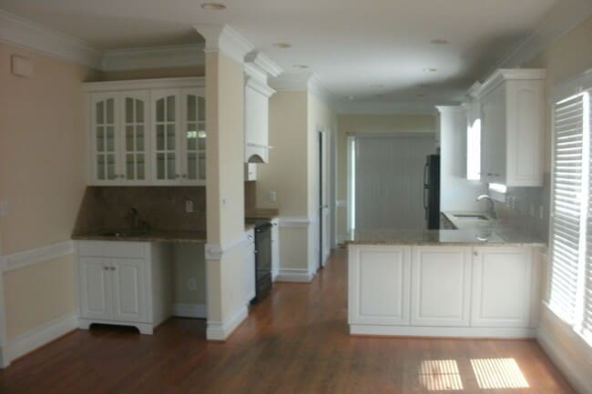 Building Photo - Beautiful Town Home