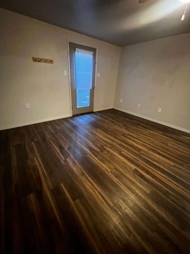 Building Photo - ALL utilities Included 2 Bedroom UNDER $1500