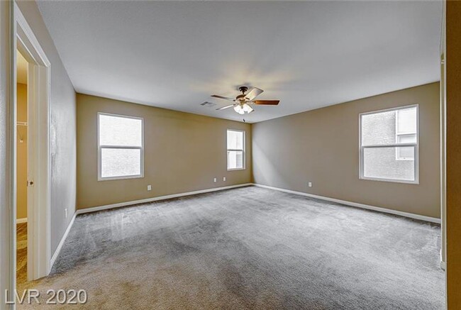 Building Photo - Northwest 4 bedroom!