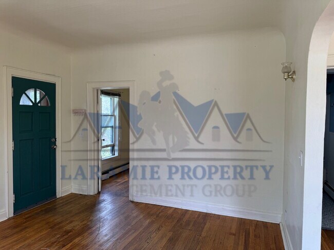 Building Photo - 3 Bedroom 1 Bathroom Apartment