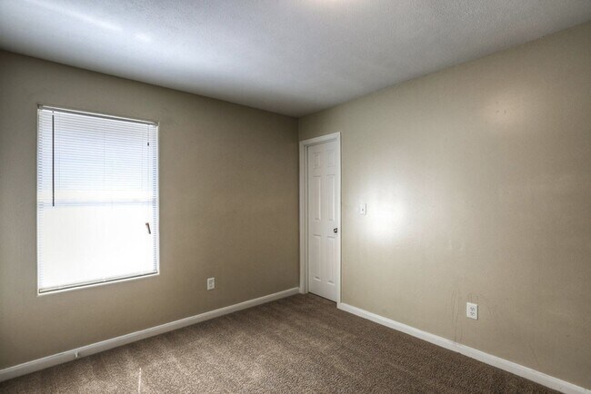 Building Photo - Pine Landing Townhomes - Ask for MOVE IN SPECIALS