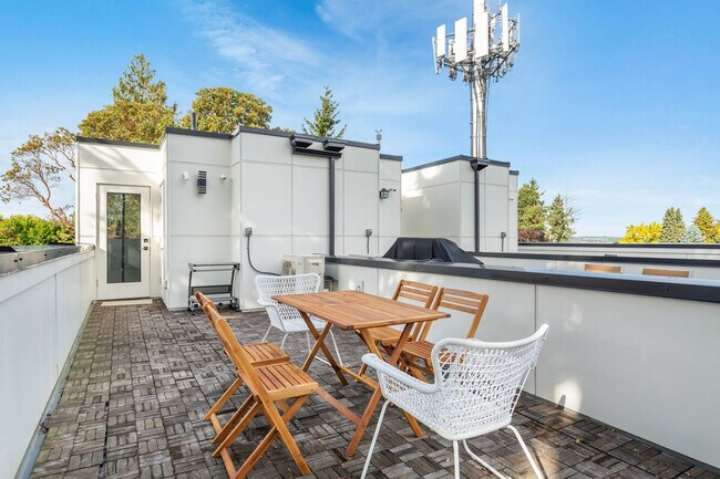 Building Photo - 9413A Roosevelt Way NE