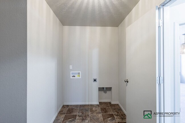 Building Photo - 4 Bed 2 Bath home for rent