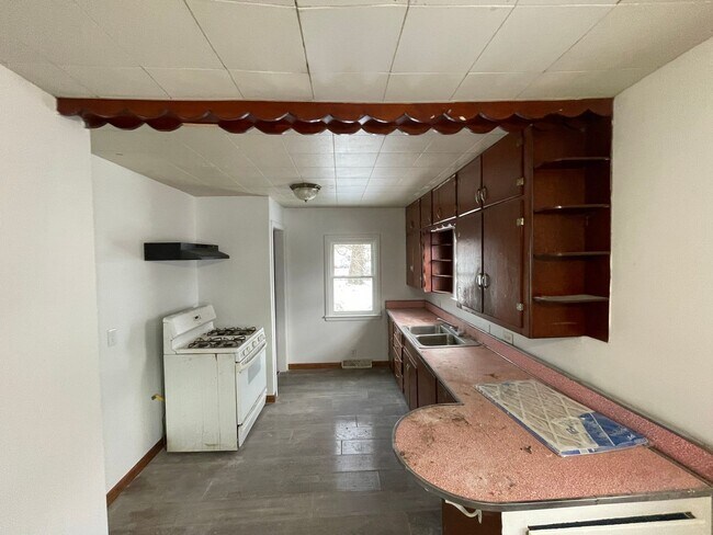 Building Photo - 2-Bedroom House - Section 8