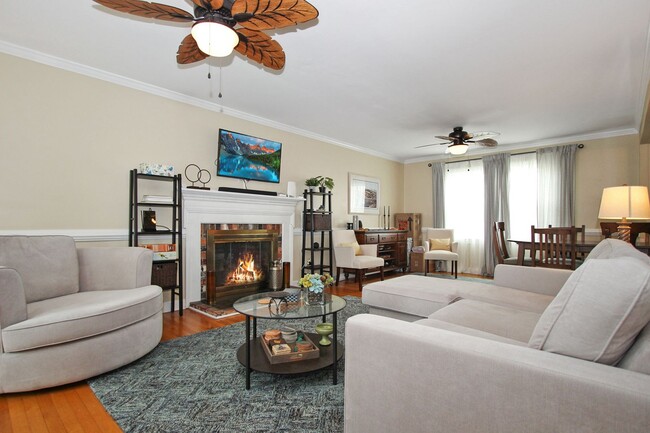 Building Photo - 427 Elizabeth Lake Dr