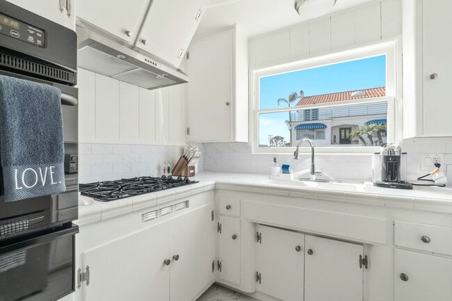 Building Photo - 2464 Hermosa Ave