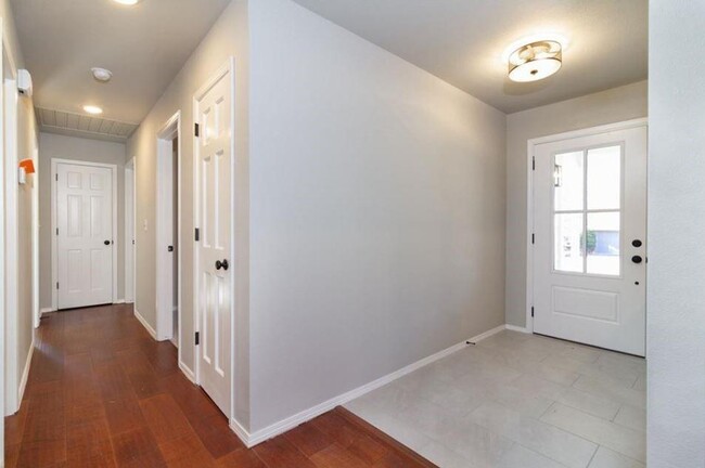 Building Photo - 2553 E Ferguson Ave