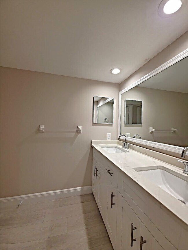 Building Photo - 5249 Cedarbend Dr