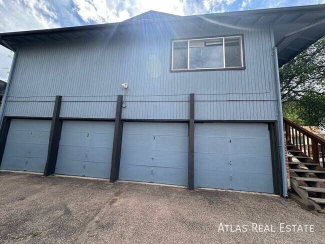 Building Photo - 303 University Dr