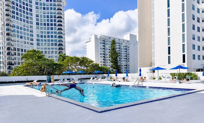 Building Photo - 5601 Collins Ave