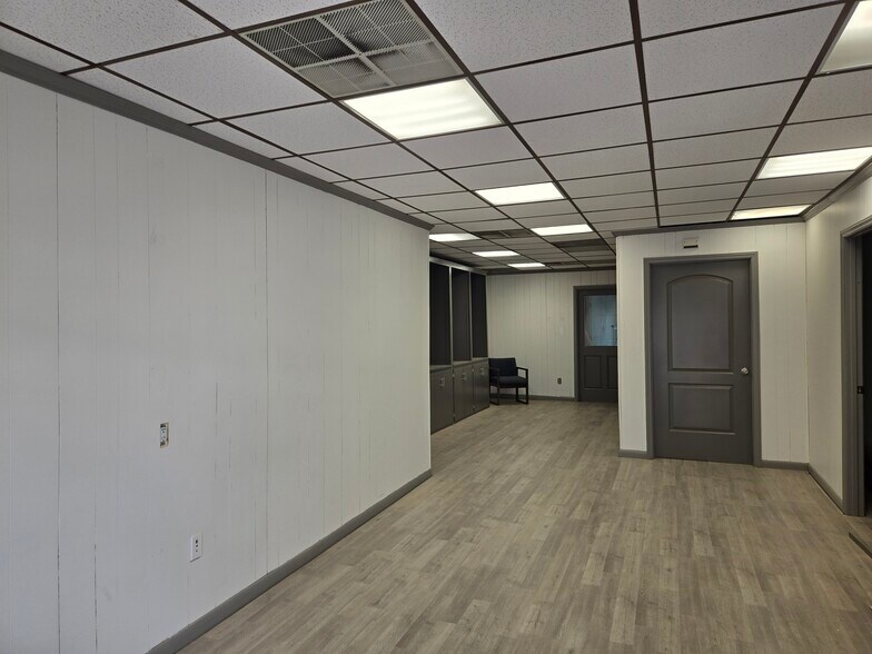 Building Photo - 116 W Main St