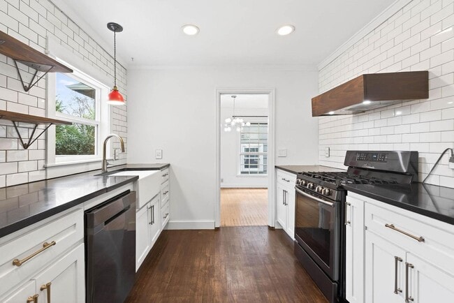 Building Photo - Vintage 3-bdrm/1-bdrm Alameda charmer—Many updates, large yard w/deck & raised beds