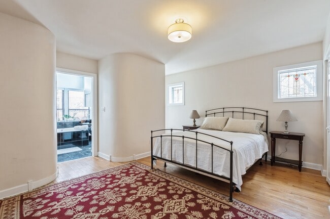 Building Photo - 645 W Bittersweet Pl