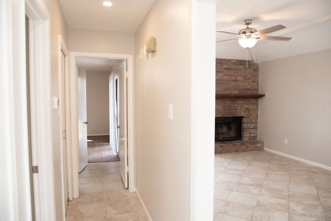 Building Photo - 812 San Saba Dr