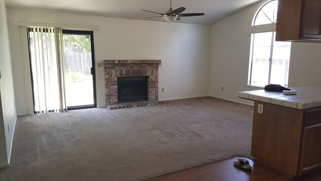 Building Photo - Pocket - One Story 3 Bed/2 Bath 2 Car Garage.