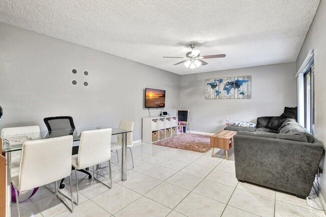 Building Photo - 7627 Courtyard Run W