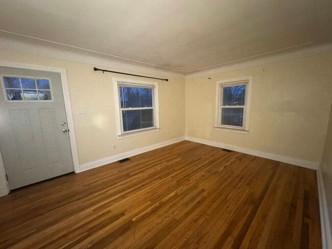 Building Photo - 2363 E Maple Rd