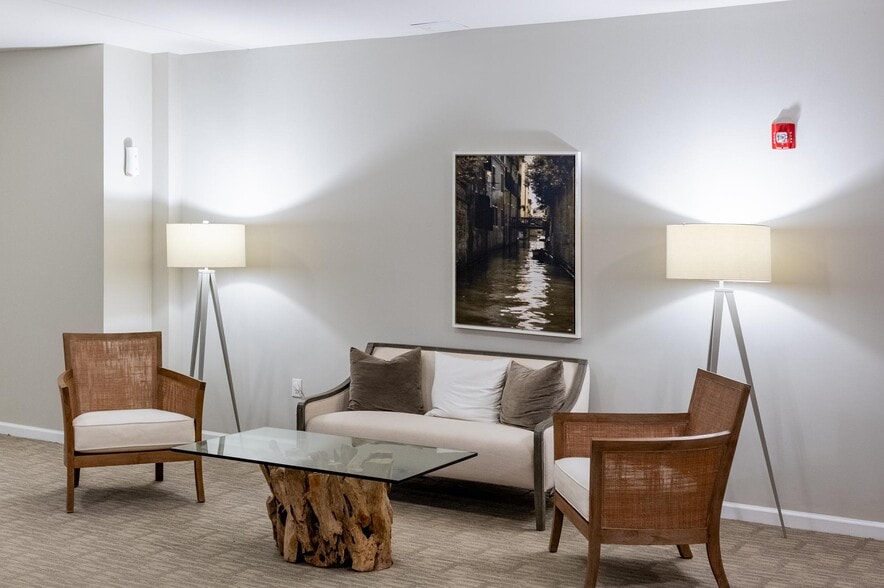 Building Photo - 4921 Pretty Lake Ave