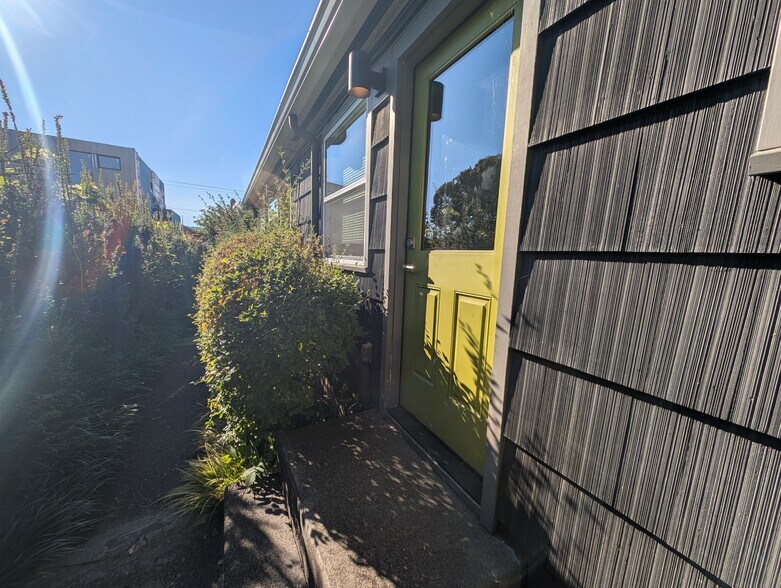 Building Photo - 2815 SE 27th Ave