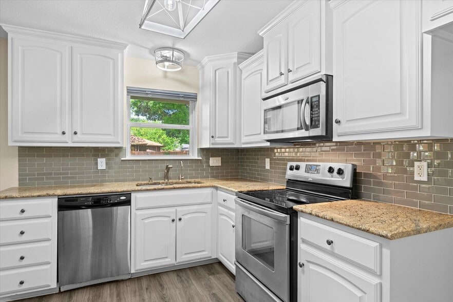 Building Photo - 839 Yellowstone Dr