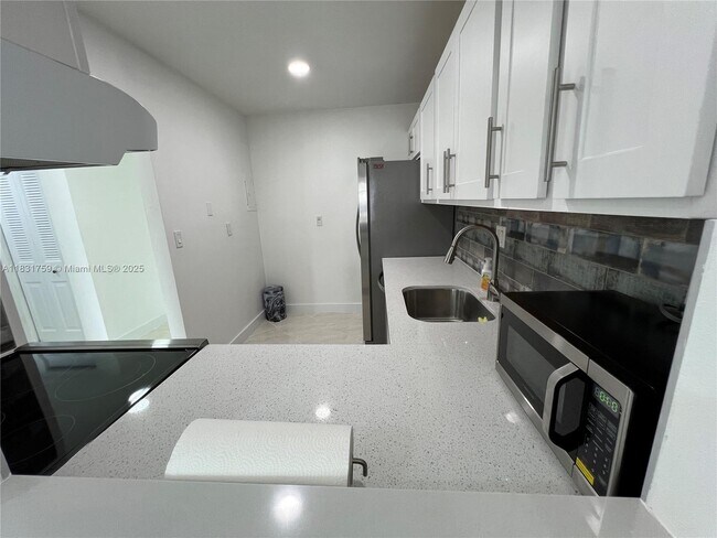 Building Photo - 8000 SW 81st Dr