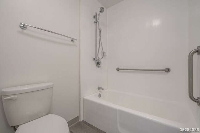 Building Photo - 2 Bd/2 Ba/1 Parking Condo in Banyan Tree Plaza, Honolulu
