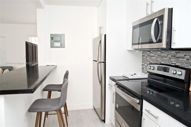 Building Photo - 4109 N Ocean Dr