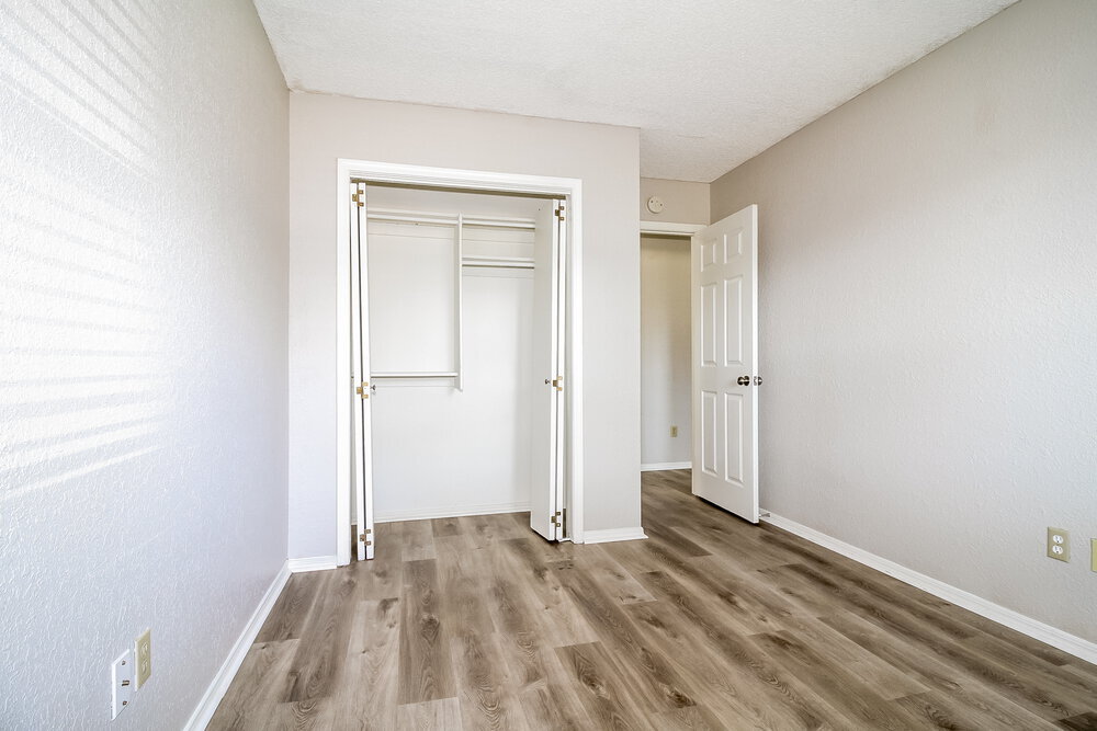 Building Photo - 1353 Oswego Dr