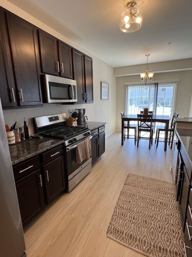 Building Photo - Beautiful like-new townhouse in Parkland school disctrict!