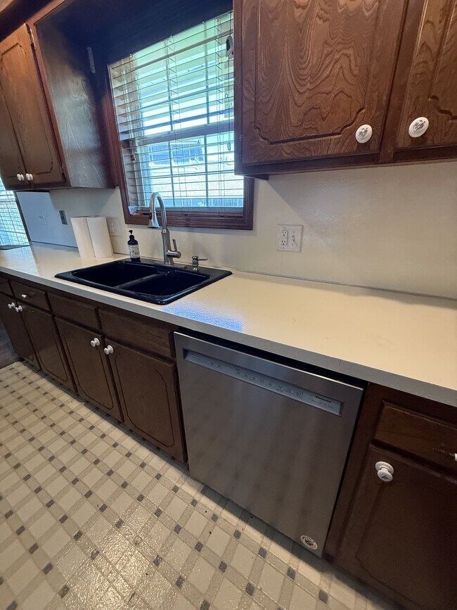 Building Photo - 2208 Timbercrest Dr