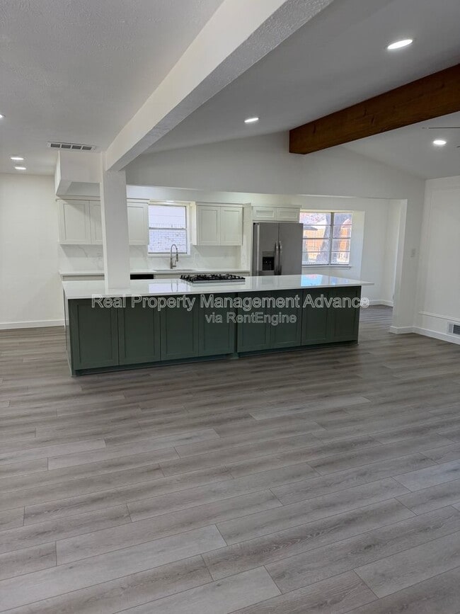 Building Photo - 905 Bromwich St