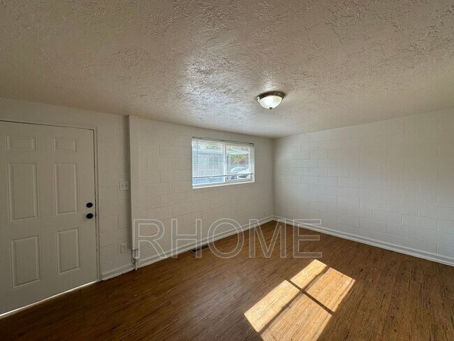 Building Photo - 2725 S Edison St