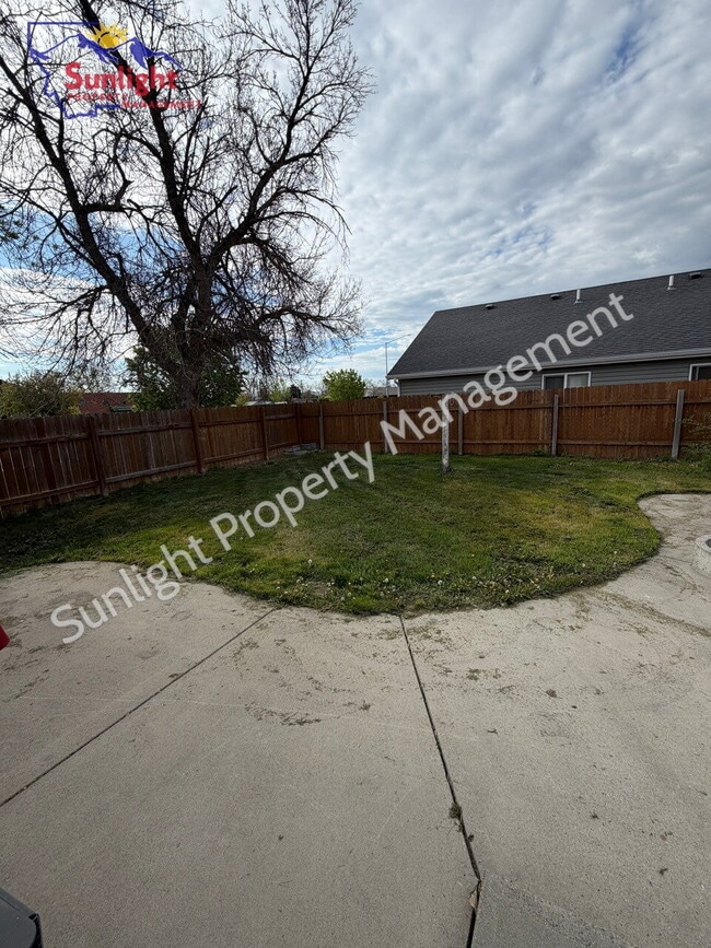 Building Photo - 2 Bed, 1 Bath Home with Detached Garage, Fenced Yard, and Built-In Storage