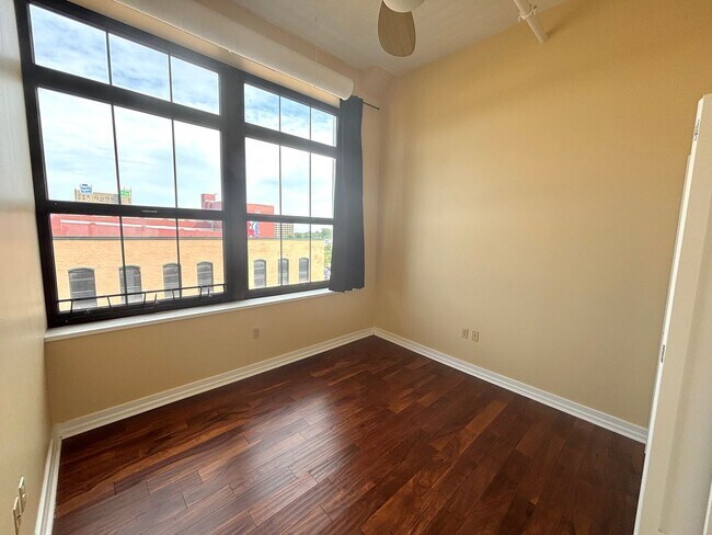 Building Photo - Downtown Luxury Condo in a Newly Renovated...