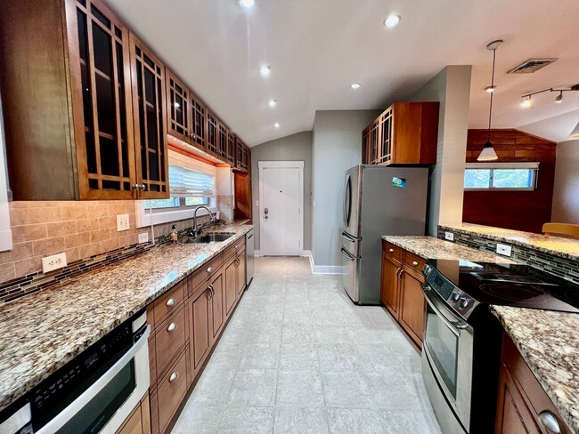 Building Photo - Beautiful waterfront home