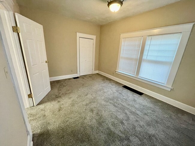 Building Photo - 919 S Douglas Ave