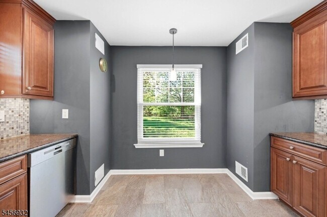 Building Photo - 81 Village Cir