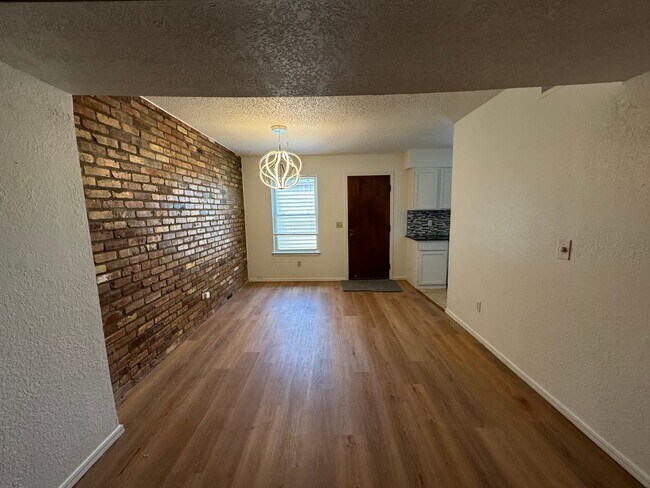 Building Photo - $500 OFF MOVE IN SPECIAL | Cozy Townhome in Quail Creek 2/2.5/2 Car Garage