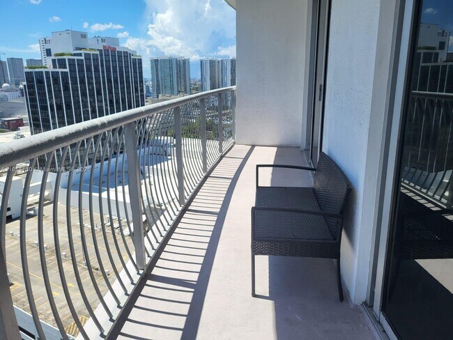 Building Photo - 1750 N Bayshore Dr