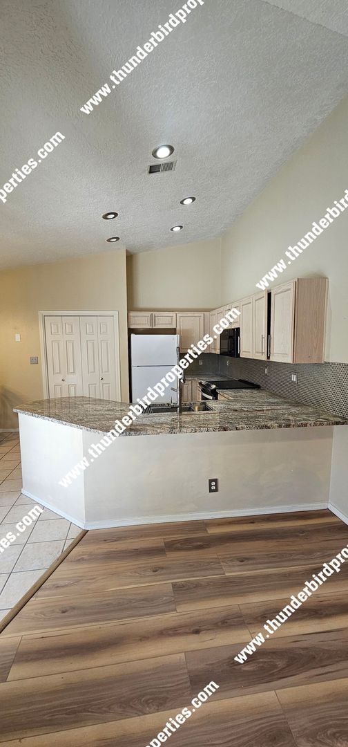 Building Photo - Charming NW 4 Bedroom Home - $500 off first month's rent