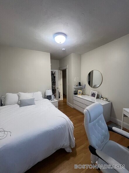 Building Photo - 190 L St