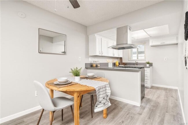 Building Photo - Clean & updated 2 bed/2 bath condo availab...