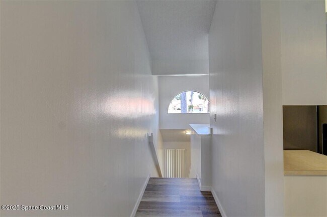 Building Photo - 1051 Country Club Dr